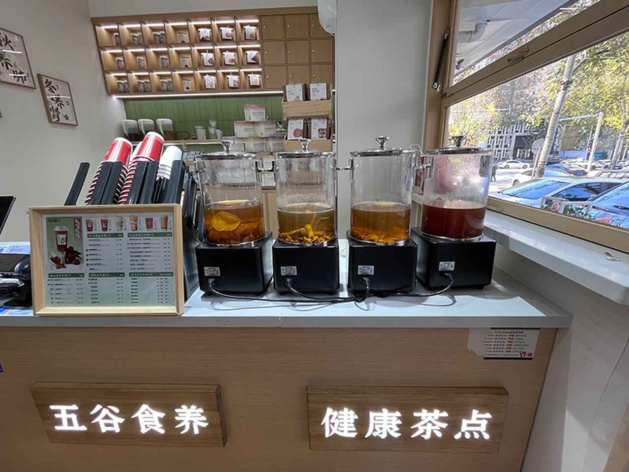 画像: 体によさそうな煮出したお茶が並ぶ薬膳カフェ「榕樹家中医診所」