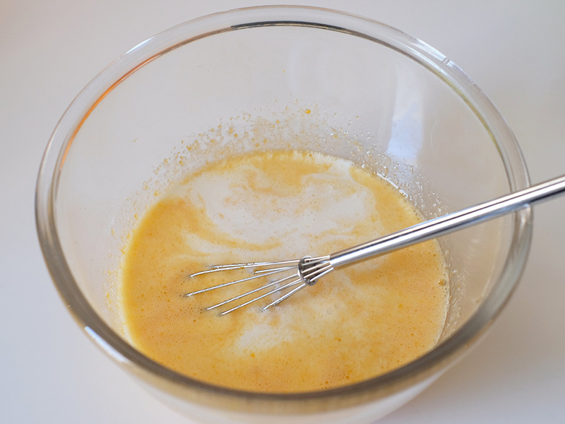 画像: 牛乳と生クリームを加えて混ぜる