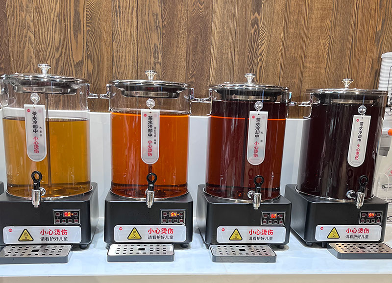 画像: フードコートには、いろいろな種類のお茶が。このほかにもあたたかいレモン水がセットされていた