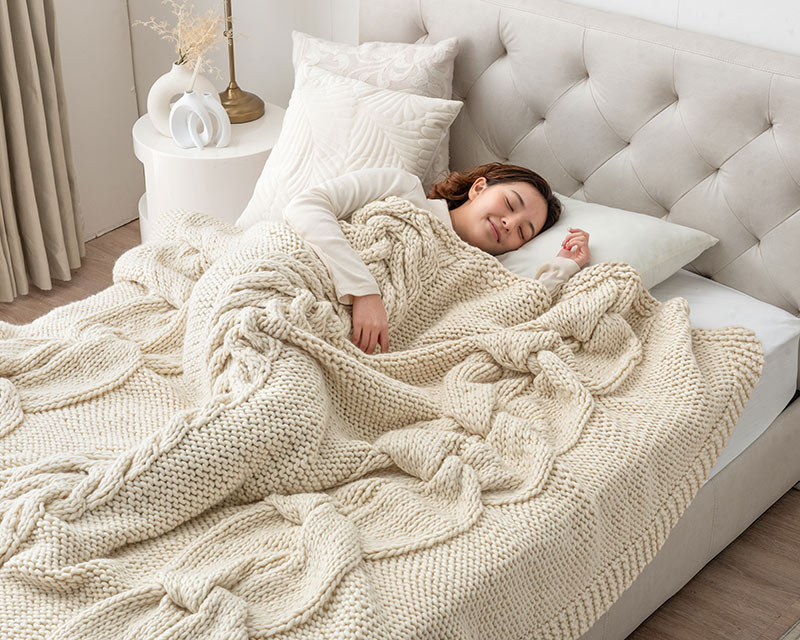 画像: 熟練の職人が一枚一枚ていねいに手編みした、温かみあるブランケット（写真のカラーは「ミルクホワイト」）