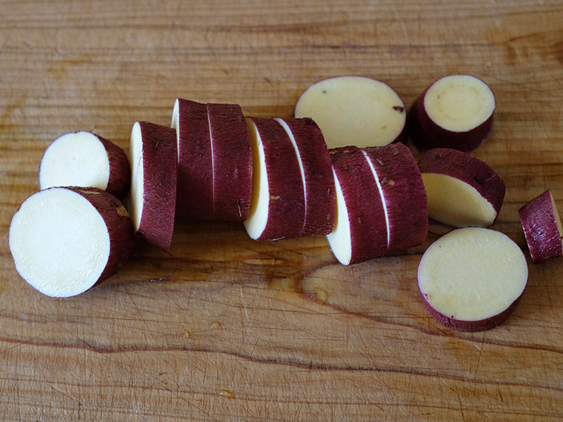 画像: 輪切りにしてから皮をむく