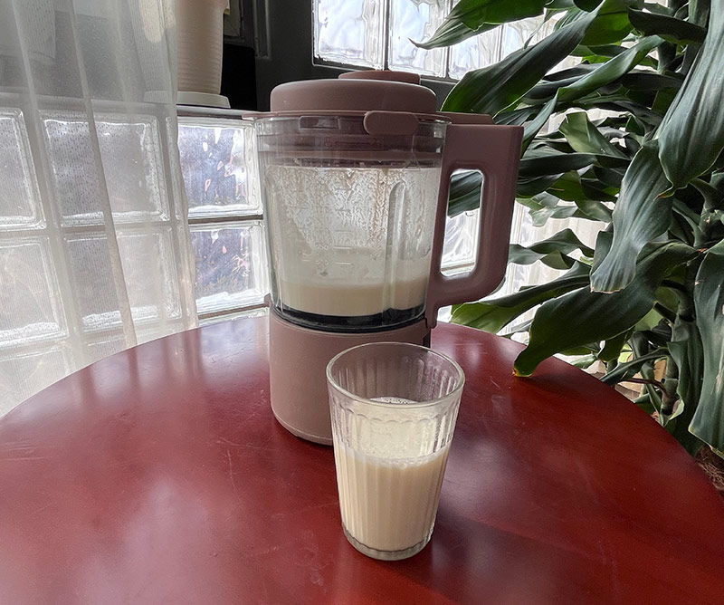 画像: 鳴海さんがお気に入りの自家製豆乳。大豆の自然な甘みがしっかり味わえておいしさも格別