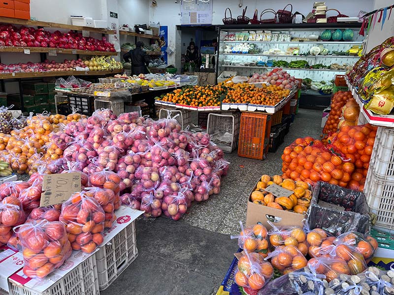 画像: フルーツの種類は多種多様。今の時期はこぶりなみかんもたくさん並んでいる