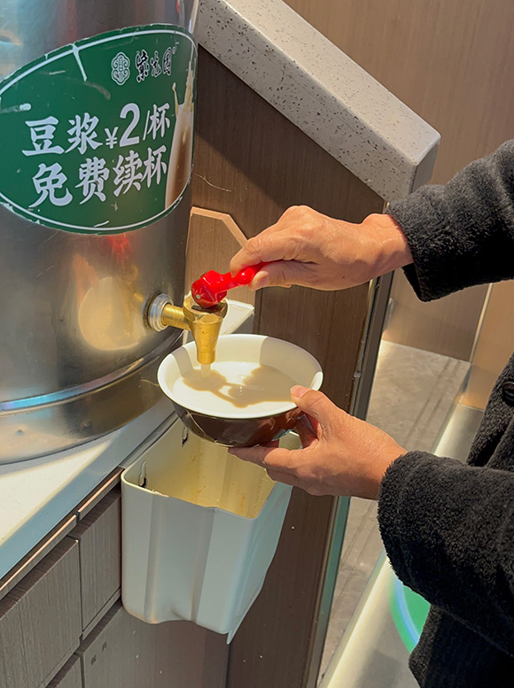 画像: 温かい豆乳をタンクから注いでそのままいただく