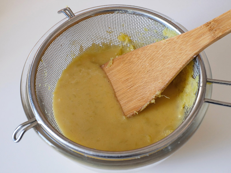 画像: ざるで漉す