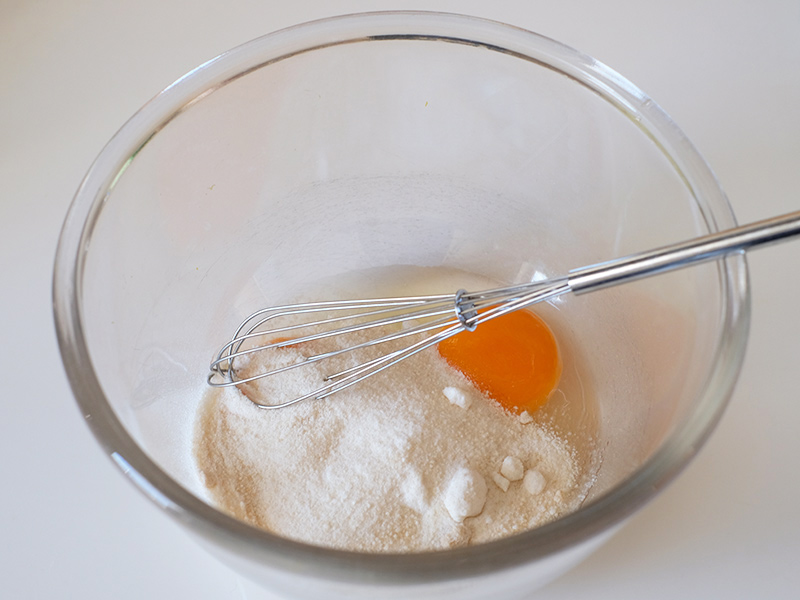画像: 卵と砂糖を混ぜる
