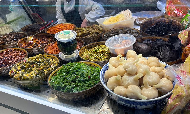 画像: お店のお惣菜コーナーにはにんにくの漬物も並ぶ