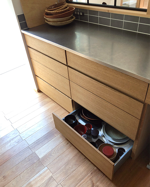 画像: ４．高いところに重いものを置くこと