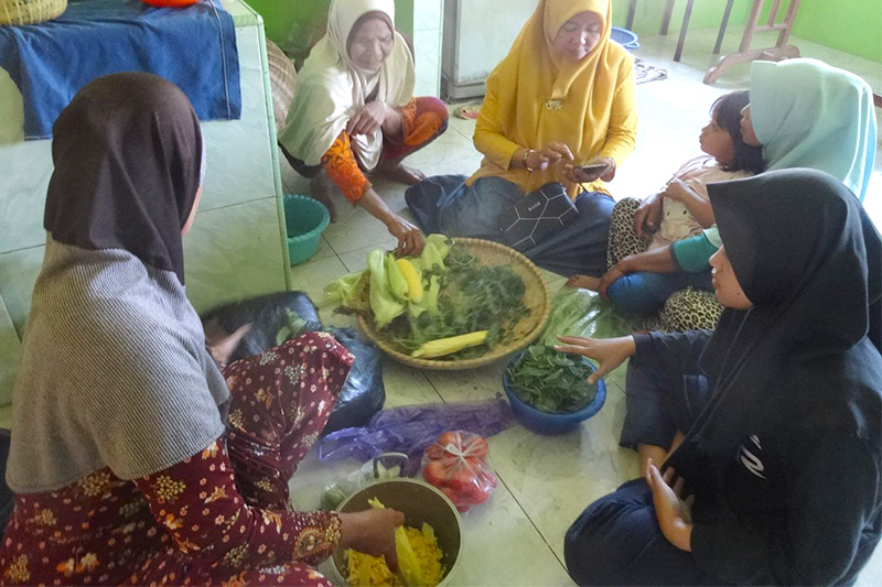 画像: 近所の人や宿泊中のゲストも自由に台所に出入りし、料理する。「野菜を切ったり一緒に手を動かしていると、言葉を交わさなくてもコミュニケーションがとれるんです」