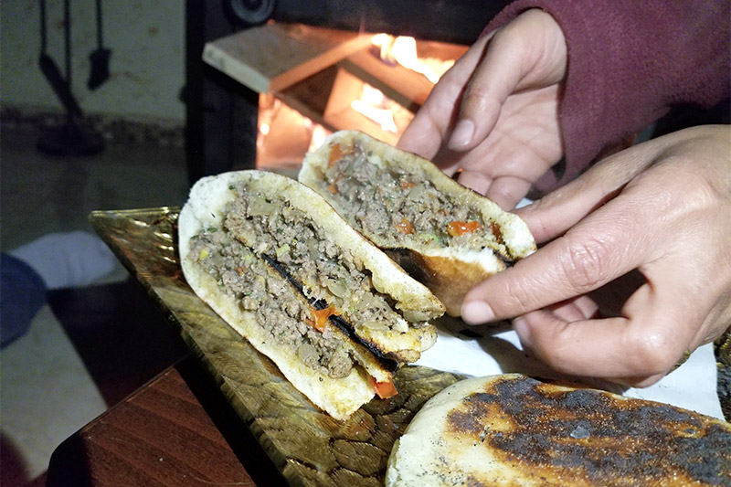 画像: 停電中にストーブでハンバーガーをつくることも