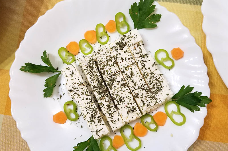 画像: ハーブをかけたチーズの前菜。野菜の先端の形を生かして彩りよく盛りつけ、美しい一皿に