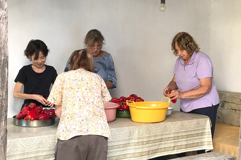 画像: 大量の赤パプリカを真っ黒に焼くことから始まり、作業は2日間に及んだ