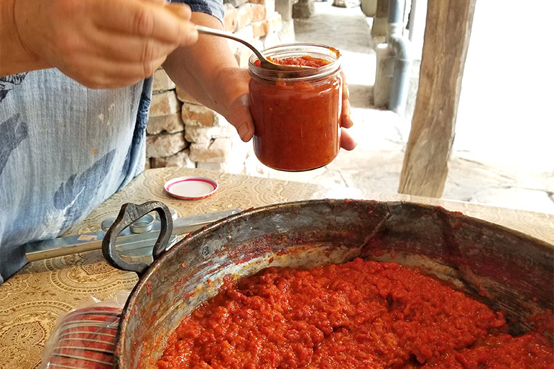 画像: 赤パプリカとトマトをベースにしたリュテニツァはパンなどにつけて。甘くて美味