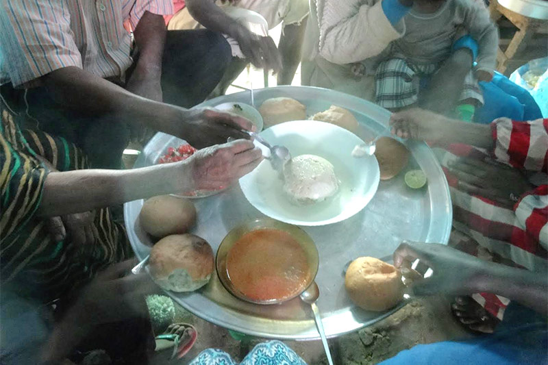 画像: この日の食卓は4人から7人に増えたという。カトラリーや取り皿、椅子を使わないから伸縮自在