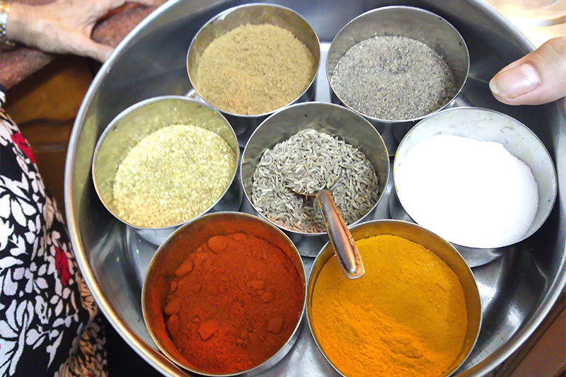 画像: よく使うスパイスを入れる「マサラボックス」