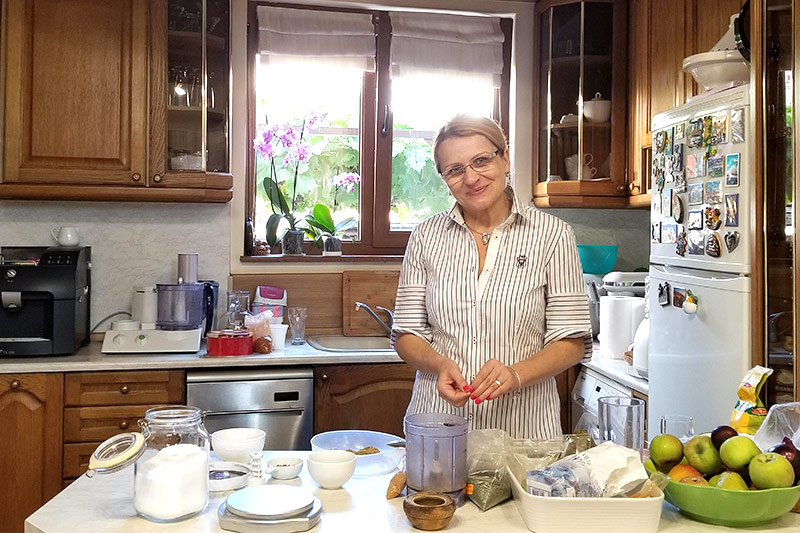 画像: 料理ブロガーでもあるネリさんの台所。出窓の外はハーブを育てる庭が広がる。