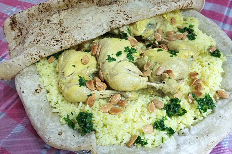 画像: 中東のヨルダンでは大皿に盛った国民食のマンサフを取り皿なしで直接分けあう