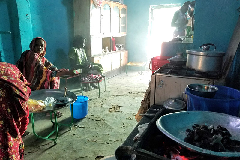 画像: スーダンで訪ねた家の台所。6畳ほどの広さがあり、さまざまな人が行き交った