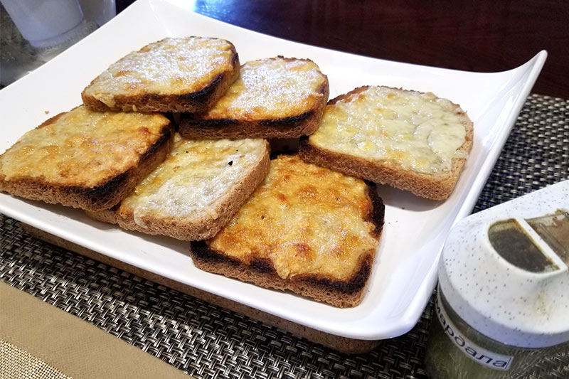 画像: サマルダラというハーブソルトをかけたチーズトーストがお気に入りの朝食。「サマルダラはガーリックやチーズに似た香りとはちみつのような甘さ、ナッツの香ばしさがあって、少しかけるだけで驚くほどおいしくなるんです」