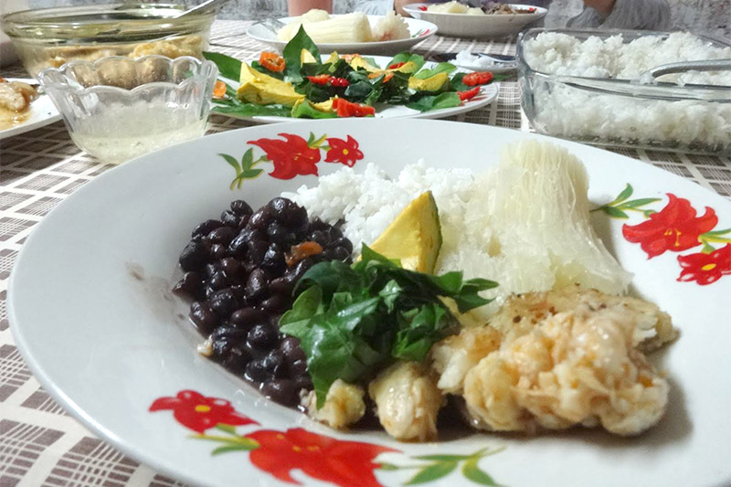 画像: フリホーレスはごはんと一緒に盛りつけるのが基本。塩味ベースににんにくやハーブが効いてごはんが進むそう