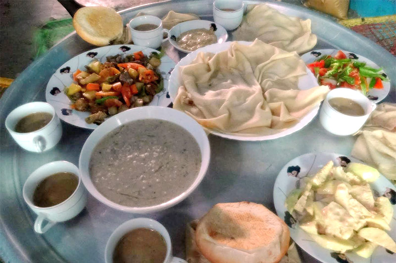 画像: スィニアはサイズがいくつかあり、だいたいの人数で使い分ける。よく使うのは直径1.2mほどのもの。5~6人で囲むのにちょうどいい大きさ。