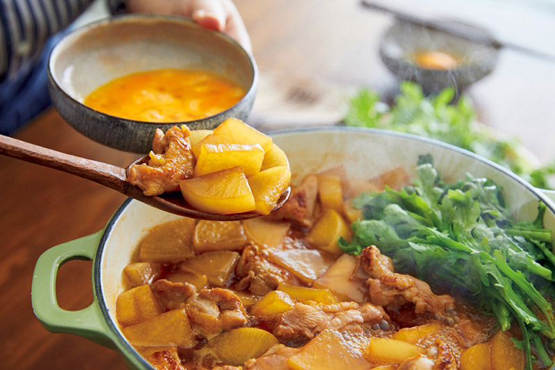 画像: お得なおかず鍋「鶏すき大根鍋」のつくり方。お手ごろなのに‟すき焼き”並みに喜ばれる！大根の消費にも◎／藤井恵さん - 天然生活web