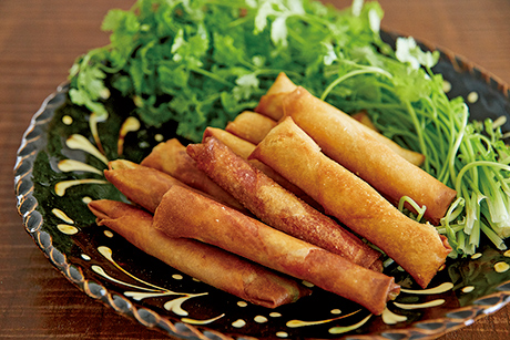 画像: 生ハム×きゅうり、豆ペーストの2種。軽い食感で食べやすい。豆ペーストは酸味が入ると油との相性よし。お好みで塩をかけて。