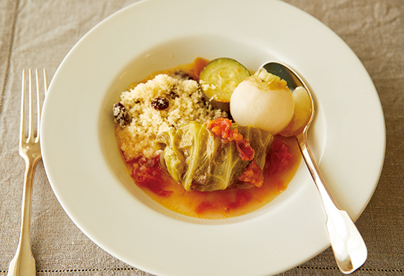 画像: 食べごたえを感じる粗びき肉にふんだんのスパイスで香りよく。前日の晩にキャベツに包む工程まで済ませれば、当日は煮込むだけ。