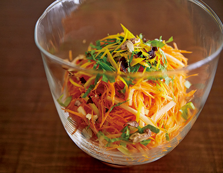 画像: 定番のラぺは、オレンジの風味と香り、ナッツなどを組み合わせて。前の晩に仕込んで冷蔵庫に入れておくと、より味がしみておいしい。