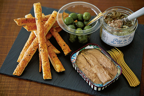 画像: パイの耳に各種おつまみを添えて