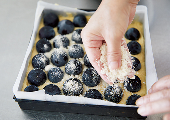 画像: 最初にサラサラのクランブルをふりかけて果汁を吸わせるのがポイント