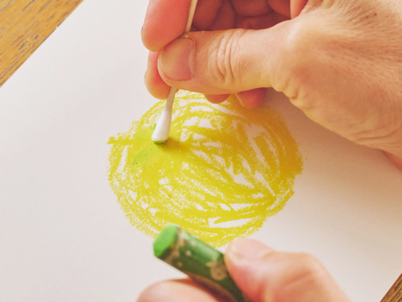 画像: 緑色に見える部分は黄緑色のクレヨンで