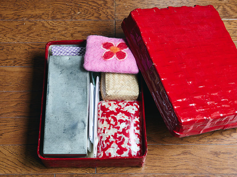 画像: 朱色が鮮やかな一閑張りの文箱