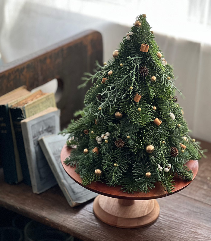 小さなかわいい「クリスマスツリー」のつくり方。初心者でも貼るだけ簡単!長く飾って楽しめるナチュラルな部屋飾り/フローリスト・松尾亜紗子さん