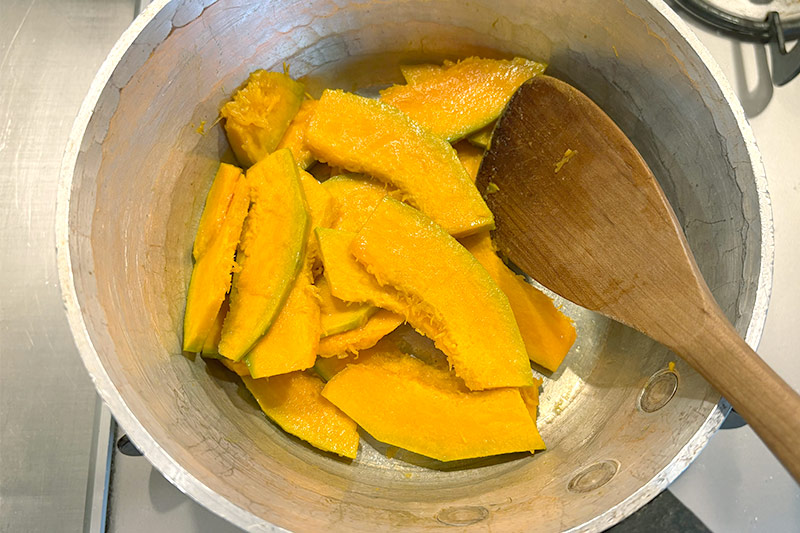 画像1: 体を温める“冬”の薬膳スープ「かぼちゃのポタージュ」のつくり方。ミキサーいらずでなめらか食感｜荒木典子の“旬のおつゆ”