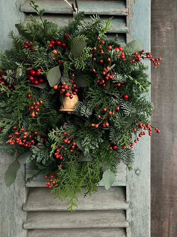 画像: 赤い実とカウベルのリース