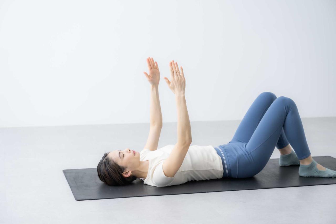 画像3: ほどほどピラティス「肩こりや肩が上がりにくいときに」ベッドで寝たまま“肩甲骨の調整”ピラティス／ピラティストレーナー・原裕美子さん