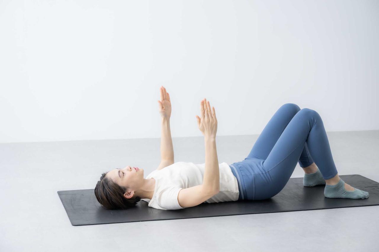 画像4: ほどほどピラティス「肩こりや肩が上がりにくいときに」ベッドで寝たまま“肩甲骨の調整”ピラティス／ピラティストレーナー・原裕美子さん