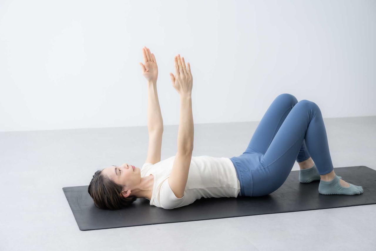 画像: step_3　肩甲骨を床に沈める