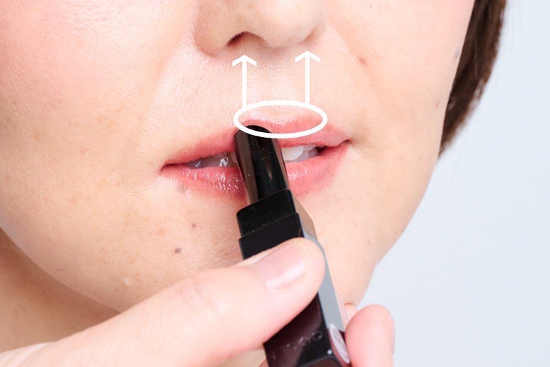 画像: 鼻の穴の真下に唇の山がくるイメージで整えると、バランスが取りやすくなります。