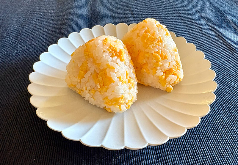 画像: 「炒り卵おにぎり」のつくり方