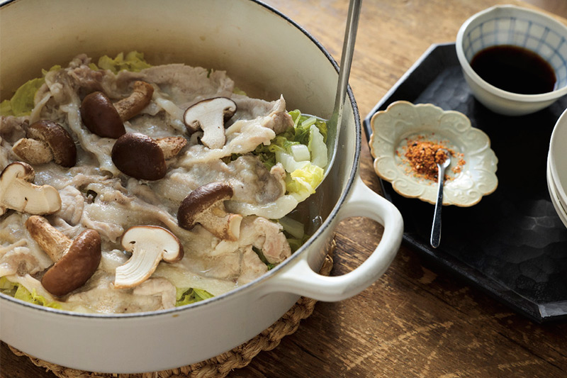 画像: 忙しい日の頼れる鍋「白菜と豚肉の蒸ししゃぶ」のつくり方。鍋に具材を入れて‟冷蔵庫にスタンバイ”晩ごはんは火にかけるだけ！／藤井恵さん