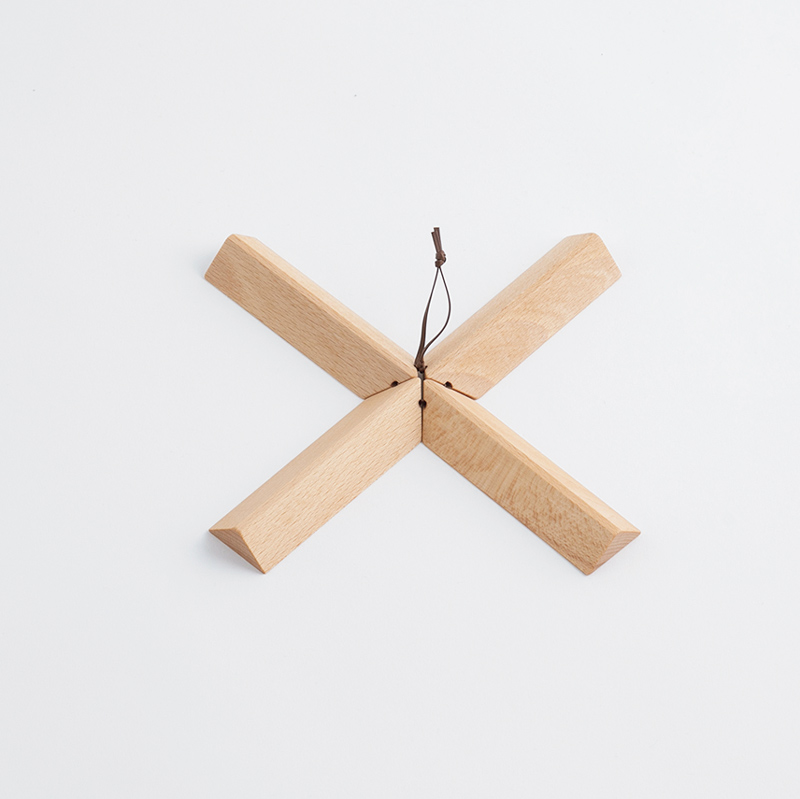 画像: 寸法:幅22×奥行き22×高さ1.5cm(収納時:幅3.2×奥行き3.2×高さ11cm) 質量:90g 材質:天然木、牛革色柄:4色