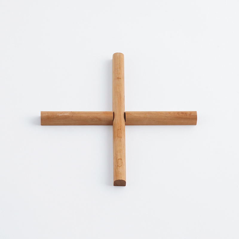 画像: 寸法:幅18×奥行き18×高さ1.3cm(収納時:幅2.6×奥行き18×高さ1.3cm) 質量:38g(寸法、質量ともに編集部調べ) 材質:サクラ、ネオジム磁石