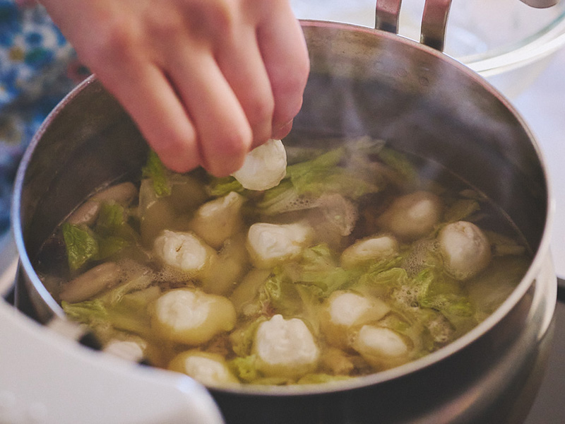 画像: すいとん同士がくっつかないように