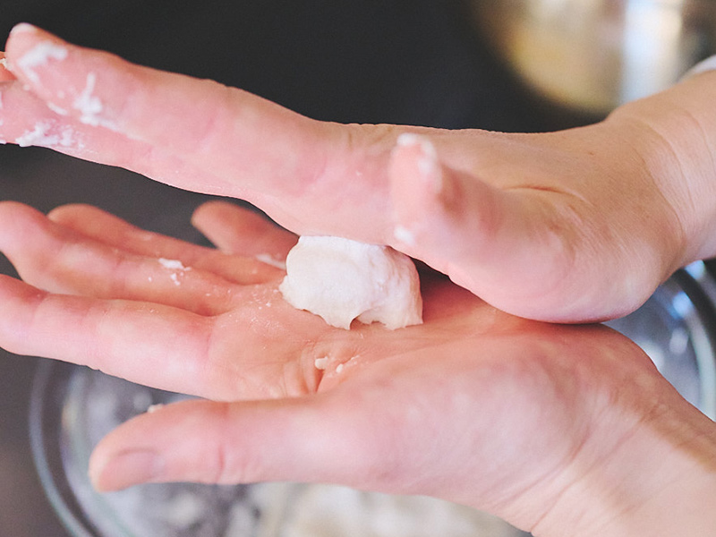 画像: 手のひらでころころと丸める