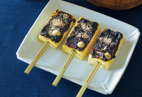 画像: 焼いた赤味噌が香ばしい豆腐田楽。ポピーシードと溶き辛子がアクセント。