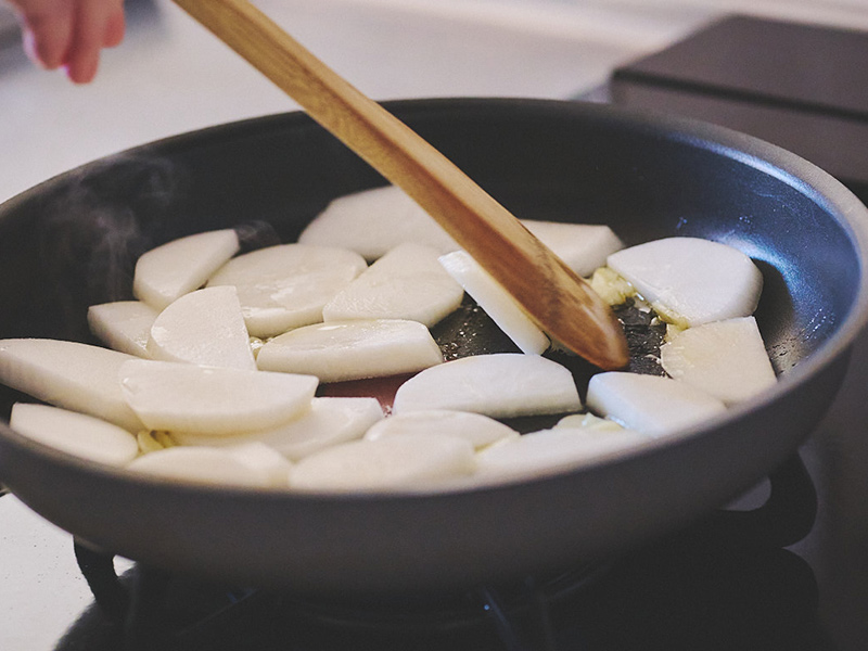 画像: できるだけいじらず、じっくり炒める