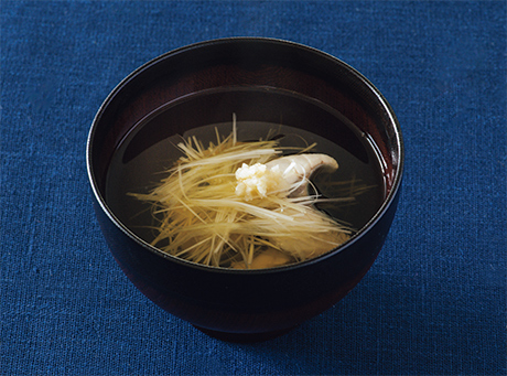 画像: さばのあらから取ったすっきり上品なだし汁。白髪ねぎをたっぷり添えていただきます。