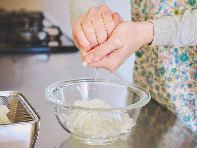 画像: 力を入れすぎず、軽く絞る程度でOK